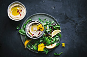 Babaganoush und Hummus mit grünem Blattsalat