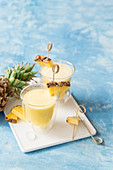 Ananas-Cocktail aus frischem Ananassaft