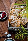 Süße Himbeerbrötchen mit Streuseln und Zuckerglasur