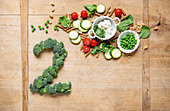 Zutaten für gesunde Hauptgerichte und die Zahl 2 aus Brokkoli gelegt