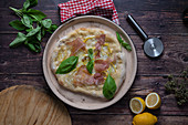 Pizza al Limone mit Parmaschinken und Mozzarella