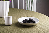 bBackberrie in a white bowl on the linen clothtable