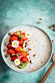 Porridge mit Mandeln und frischen Erdbeeren