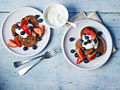 Bananen-Hafer-Pancakes mit Joghurt und Beeren