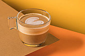 Cappuccino in Glastasse mit Latte Art in Herzform