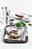 Open Sandwich mit Wurst, Gurke, Radieschen und Spinat zum Frühstück