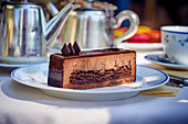 Ein Stück Schokoladenkuchen auf Kaffeetisch