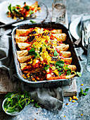 Enchiladas aus schwarzen Bohnen und Mais