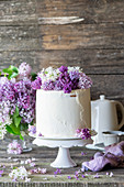 Vanille-Buttercremetorte dekoriert mit Fliederblüten
