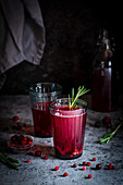 Cranberry-Drink mit Rosmarin