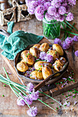 Kartoffeln mit Schnittlauchblüten