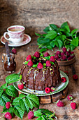 Schokoladen-Kranzkuchen mit Himbeeren und Pistazien