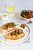 Toast with goat's cheese and chanterelles