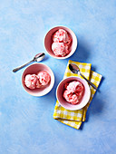 Erdbeer-Swirl-Eis in drei Schälchen