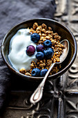 Yoghurt granola with blueberries