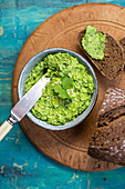 Pea spread with parsley