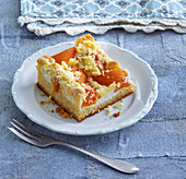 Apricot cake with crumble