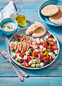 Griechischer Salat mit Hähnchenbrustfilet und Pitabrot