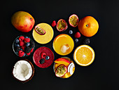 Verschiedene Smoothies mit Früchten