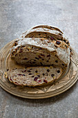 Sauerteigbrot mit Trockenfrüchten, angeschnitten