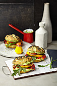 Veganer Paprika-Burger mit Tomaten und Avocado
