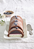 Schokoladen-Biskuitkuchen mit Blaubeer- und Joghurtcreme