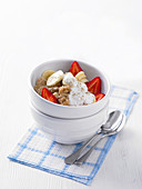 Zimt-Porridge mit Erdbeeren und Bananen
