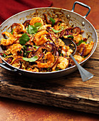 Prawn pan with red onions and curry