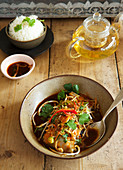 Thailändische Frühlingsrolle mit Curry