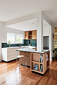 Open-plan kitchen with different fronts in white and wooden finishes