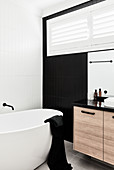 Modernes Bad in Schwarz und Weiß mit freistehender Badewanne