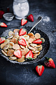 Pancake Cereal (Müsli aus Mini-Pfannkuchen) mit Erdbeeren