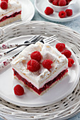 Meringue cake with a raspberry layer
