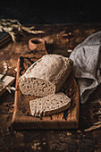 Glutenfreies Kastenbrot auf Holzbrett, angeschnitten