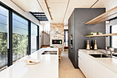 Moderne Küche im schmalen Architektenhaus mit Fensterfront