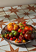 Tomaten in verschiedenen Formen und Farben in Schale