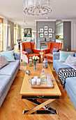 Eleganter offener Wohnraum im klassischen Stil, Sessel in Orange