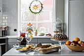 Kuchen, Obstschale, Weihnachtsgebäck und Weihnachtsgetränk auf Küchenarbeitsplatte