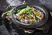 Gelbes Heuschrecken-Curry mit Reis und grünen Bohnen