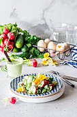 Gurken-Radieschen-Salat mit gekochten Eiern