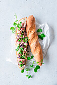 Baguette-Sandwich mit Rinderbraten, Erbsen und Erbsensprosssen