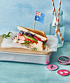 Australisches Sandwich mit Ei, Hähnchenbrust, Avocado und Sprossen