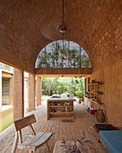 Open-plan kitchen with vaulted ceiling in Casa Volta