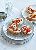 Griechische Sandwiches mit Fetacreme, Tomaten und Kapern