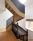 Treppe mit altem gedrechseltem und modernem Geländer