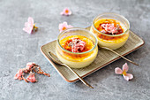 Crème Brûlée mit Kirschwasser und kandierten Kirschblüten