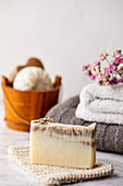 Natürliche handgemachte Seife aus Lavendelöl und Aronia-Pulver
