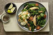 Spinatsalat mit Avocado-Ricotta und Pilzen