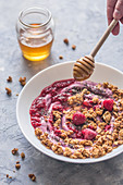 Müsli mit Himbeeren, Joghurt, Chiasamen und Honig