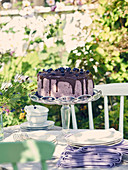 Blaubeer-Schokoladentorte auf sommerlichem Tisch im Freien